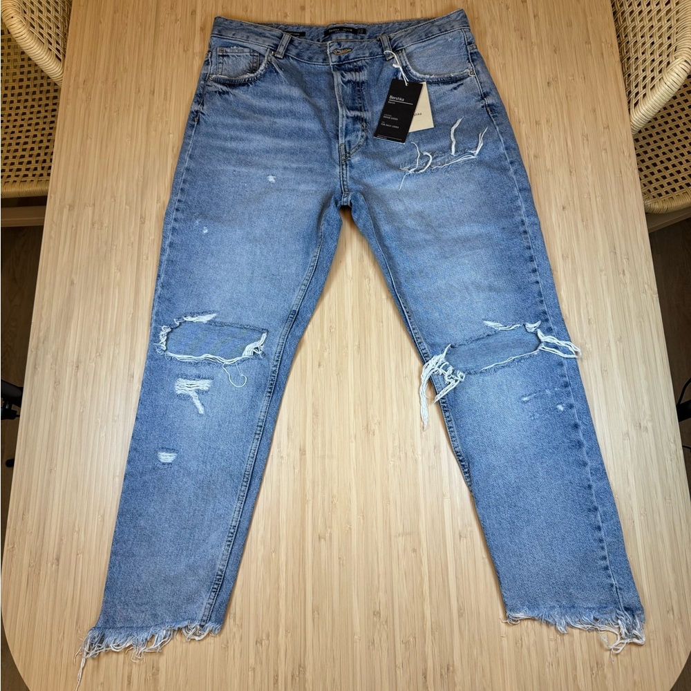 Bershka Women’s Sz 10 Light Blue Distressed Straight Cropped Jeans.